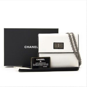 NEW CHANEL white and black flap Reissue purse crossbody or shoulder bag